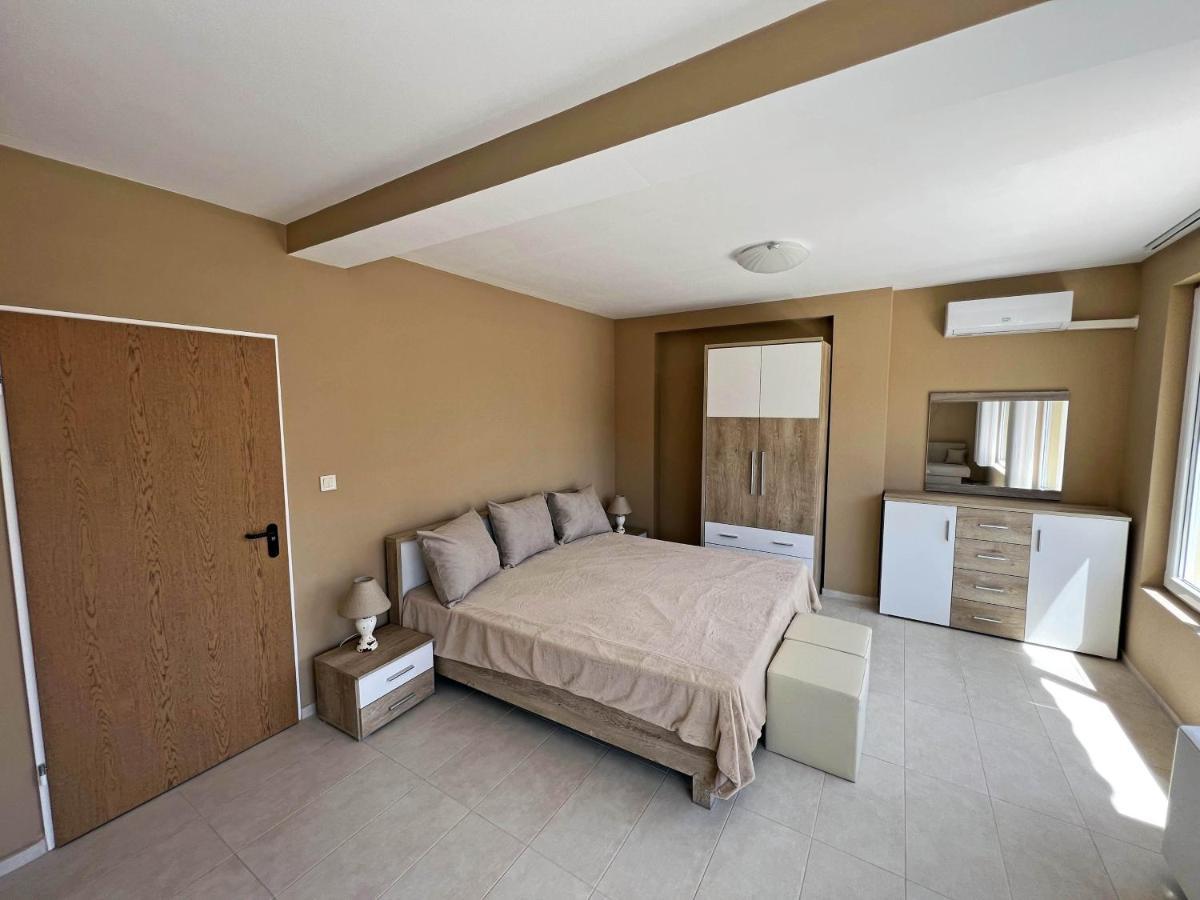 Valemar Apartments Pomorie Esterno foto
